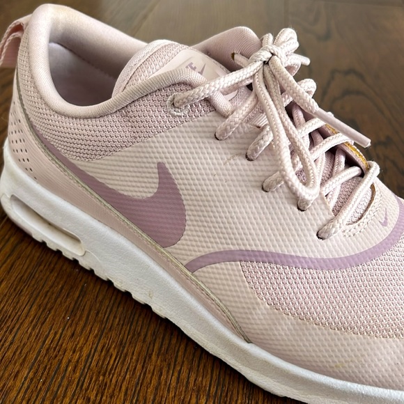 Women Nike running shoe - Picture 3 of 4